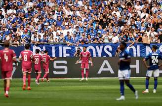  Mbappé aguarda os companheiros para celebra o seu gol, o primeiro do Real Madrid diante do Schalke 04.