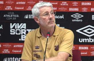 Léo Derik em ação pelo Athletico –