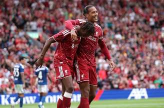 Milos Kerkez, do Liverpool, durante fisputa com Mattia Liberali, do Como, em Anfield –