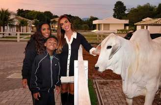 Fernanda Cristina, mãe de Vini Jr, visitou a fazenda de Nicole Bahls em Itaboraí –