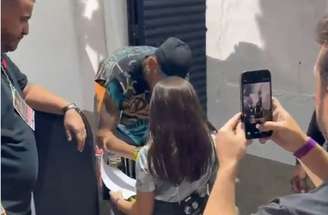 Jogador ‘ignorou’ a imprensa, mas esbanjou simpatia entre as crianças –