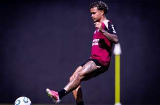 Memphis Depay durante treinamento do Corinthians nesta terça-feira (18) –