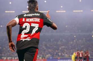 Bruno Henrique em ação contra o Cruzeiro; jogador quase ficou fora da volta –
