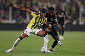 Lois Openda, do Lyon, em disputa de bola com Nathan Aké, do Fenerbahçe –