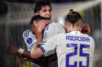 Merentiel é  festejado após fazer o terceiro gol do Boca sobre o Recoleta. Foi um golaço.