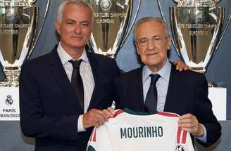 Mourinho ao lado do presidente Florentino Pérez, do Real Madrid –