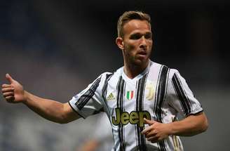 Arthur em ação com a camisa da Juventus –
