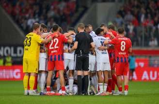 Jogadores do Bayern comemoram um dos gols sobre o Heidenheim –