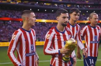 Alex Baena, destaque da Espanha na Copa, levanta a taça do Mundial. Ele é um dos quatro jogadores do Atlético que foram campeões mundiais nos EUA.
