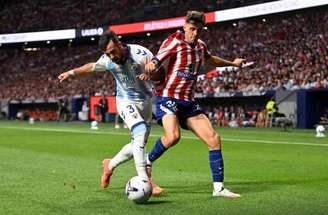 Chupete  (à esquerda), cabeceia a bola para o Málaga. Mas seu time que voltou à elite espanhola, estreou em La Liga com derrota para o Atlético.