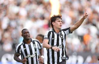 Ferraresi é zagueiro, mas também quebra um galho na lateral direita –