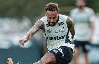 Fora de viagem do Santos, Neymar treina no CT Rei Pelé –