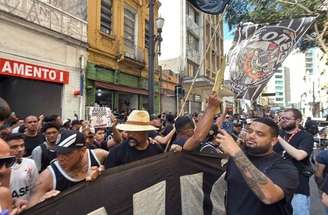 Torcedores do Corinthians se manifestam em frente ao Ministério Público de São Paulo –