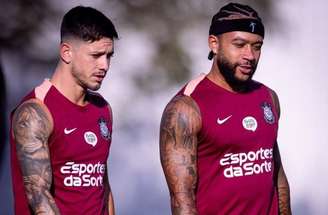 Depay durante treinamento do Corinthians antes das oitavas da Libertadores –
