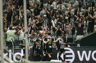 Jogadores de Galo e Bragantino em disputa de bola na Arena MRV –