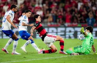 Pedro, ao centro, celebra o gol de Arrascaeta. Com belo passe seu. 