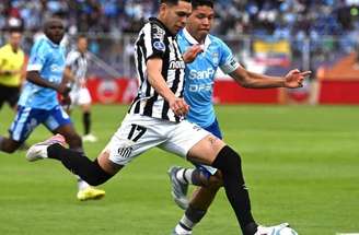 Caballero tenta passar pela marcação dupla do Macará.