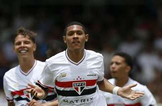 Ajax faz oferta por Tete, do São Paulo –