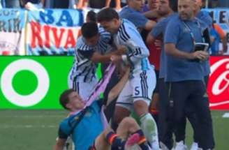 Jogadores da Argentina exibiram faixa alusiva às Malvinas após vitória sobre a Inglaterra –