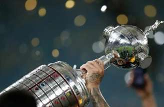 Arrascaeta observa sua finalização superar o goleiro Otávio na classificação do Flamengo às quartas de final –