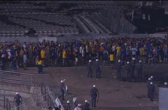 Confusão entre policiais e torcedores do Rosario Central no setor visitante da Neo Química Arena –