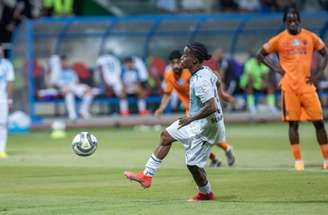 Summerville erra a cavadinha na vitória do Al-Hilal sobre o Al-Fayha, na Liga Saudita –
