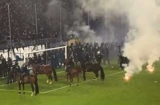 Torcedores do Waldhof Mannheim invadem o campo durante jogo com o Kaiserslautern – Reprodução de vídeo