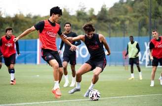 Dembélé em campo durante treinamento do Paris Saint-Germain –