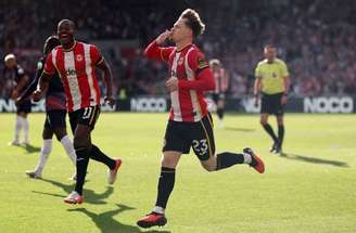 Bergvall, do Tottenham, tenta passar pela marcação de Kayode, do Brentford –