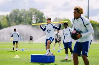 Haaland em campo durante treinamento do Manchester City –