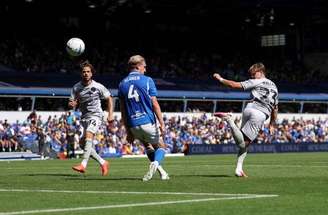 Dominic Ballard, do Bristol City, vibra com o golaço de calcanhar contra o Birmingham City –