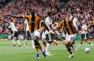 Mendy cabeceia firme para fazer o segundo gol do Hull City contra o Manchester United –