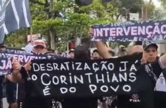 Centenas de torcedores do Corinthians protestaram por mudanças na administração do clube –