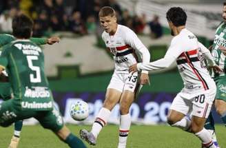 Artur busca superar a marcação catarinense –