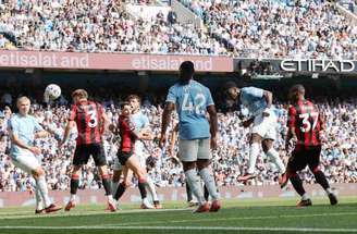 Rayan, do Bournemouth, disputa a bola com Gvardiol, do Manchester City –
