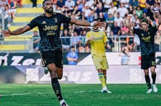 Bremer cabeceia para marcara o gol da vitória da Juventus sobre o Frosinone –