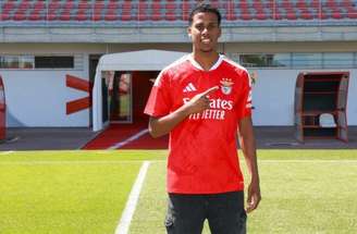 Alan Santos posa com a camisa do Benfica, seu novo clube –