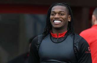 Rafael Leão em ação com a camisa do Milan –