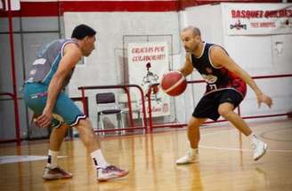 Aos 44 anos, Rodrigo Palacios defende o Tresa Básquet em um campeonato amador na Argentina –