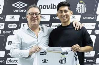 Miguelito ao lado do presidente do Santos, Marcelo Teixeira –
