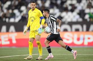 Santi Rodríguez em campo pelo Botafogo nesta segunda contra o Athletico –
