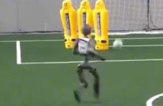 Robô fez gol de falta e imitou Cristiano Ronaldo na comemoração –