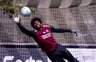 Corinthians monitora Hugo Souza e espera retorno contra o Santos –