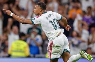 Oyarzabal (da Real Sociedad) e Cucurella (Real Madrid) posam com a taça da Copa do Mundo. Afinal,  foram titulares da Espanha na conquista do bicampeonato mundial.