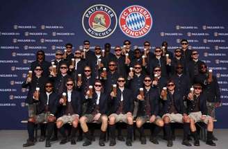 Olise (à esquerda) se recusou a segurar um copo de cerveja na tradicional foto do Bayern –