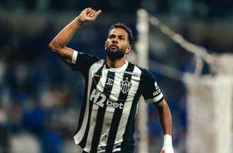 Renan Lodi marcou o gol de empate do Atlético diante do Cruzeiro no Mineirão  –