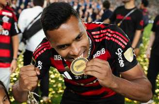 Alex Sandro comemora título da Libertadores em Lima, no Peru –