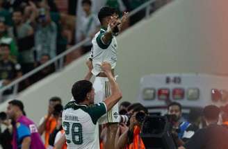 Jogadores de Al-Ahli e Auckland em disputa de bola –
