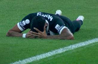 Ruan Tressoldi caiu de cabeça no gramado e precisou sair de campo –