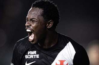 Andrés Gómez celebra gol marcado diante do Vitória –